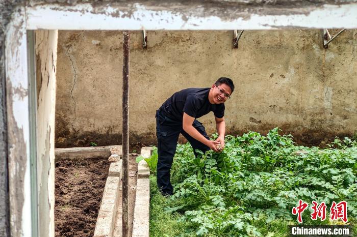 移民管理警察羅忠江在公珠湖執(zhí)勤點(diǎn)的大棚內(nèi)。　龍小鳳 攝