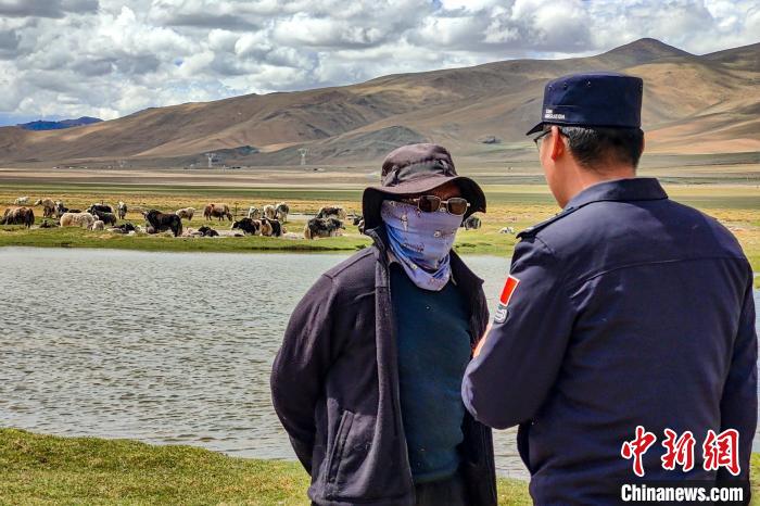 資料圖為民警何宗源在公珠湖了解牧民情況。　龍小鳳 攝