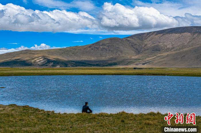 資料圖為執(zhí)勤民警何宗源在公珠湖畔濕地留影?！↓埿▲P 攝