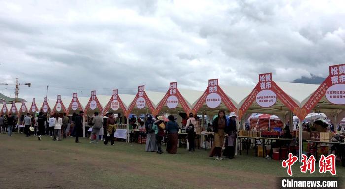 圖為熱鬧的“松贊夜市”?！∝暽＠?攝