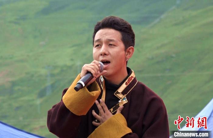 圖為藝人為開(kāi)幕式獻(xiàn)唱?！∝暽＠?攝