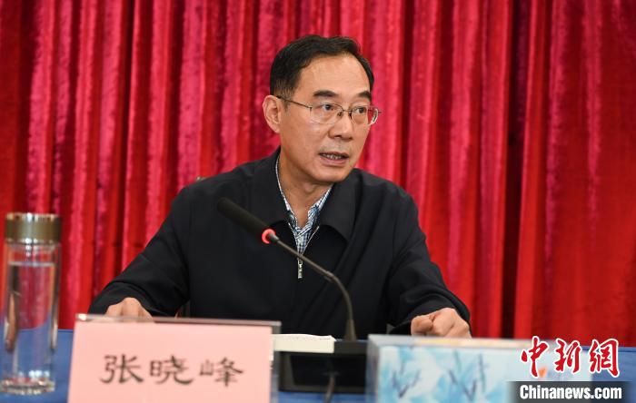圖為西藏自治區(qū)黨委宣傳部副部長(zhǎng)、西藏廣播電視臺(tái)黨組書(shū)記張曉峰致辭?！≮w朗 攝