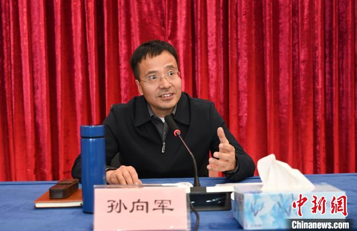 圖為西藏自治區(qū)黨委宣傳部副部長(zhǎng)、自治區(qū)社科院黨組書(shū)記孫向軍主持活動(dòng)?！≮w朗 攝
