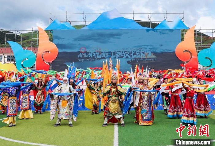 圖為西藏昌都市第九屆三江茶馬文化藝術節(jié)(芒康會場)開幕式現(xiàn)場?！〔际忻⒖悼h委宣傳部供圖