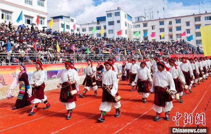 圖為西藏昌都市第九屆三江茶馬文化藝術節(jié)(芒康會場)開幕式現(xiàn)場?！〔际忻⒖悼h委宣傳部供圖