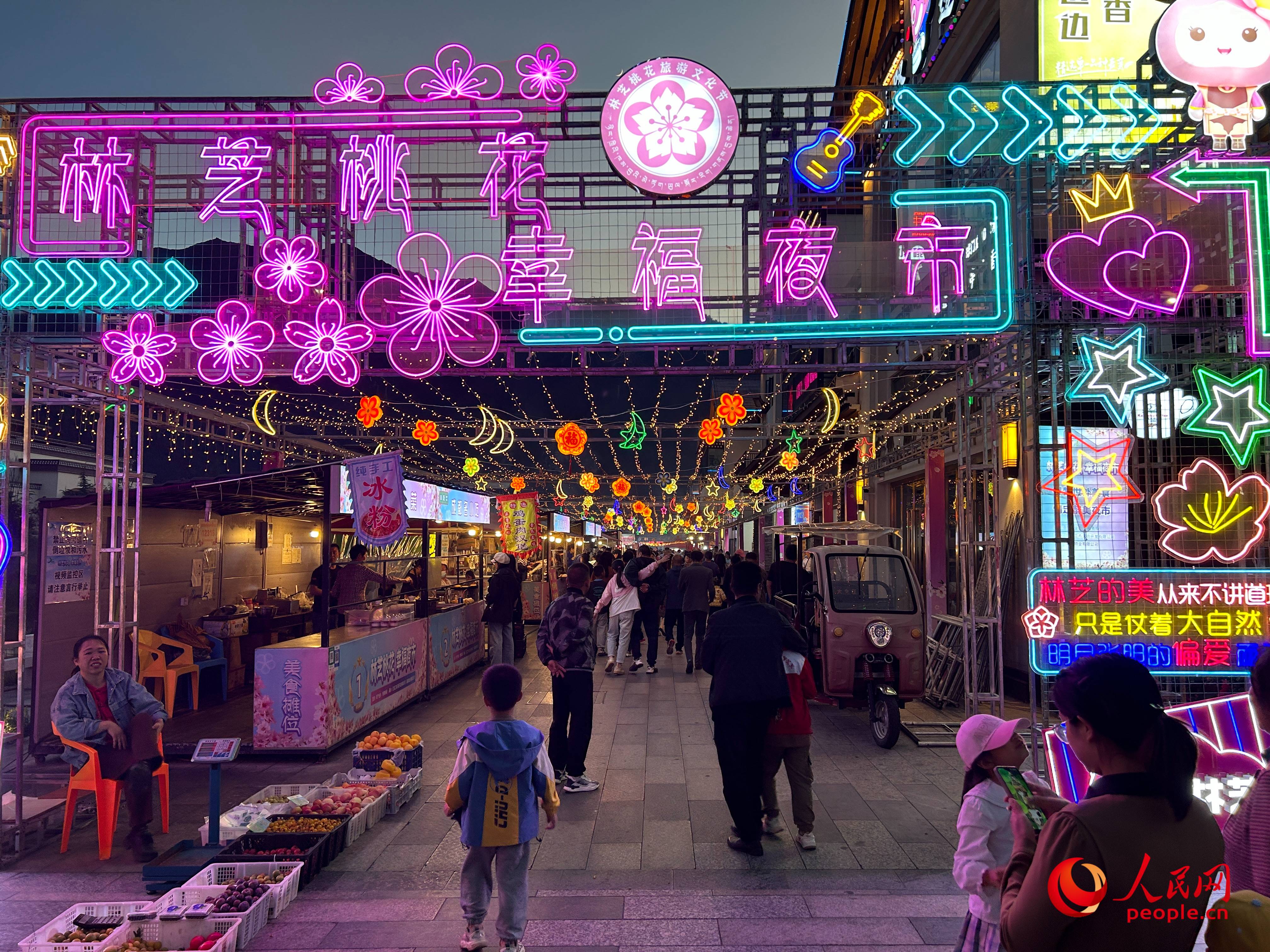 工布公園里的夜市，人來人往。人民網(wǎng) 周靜圓攝