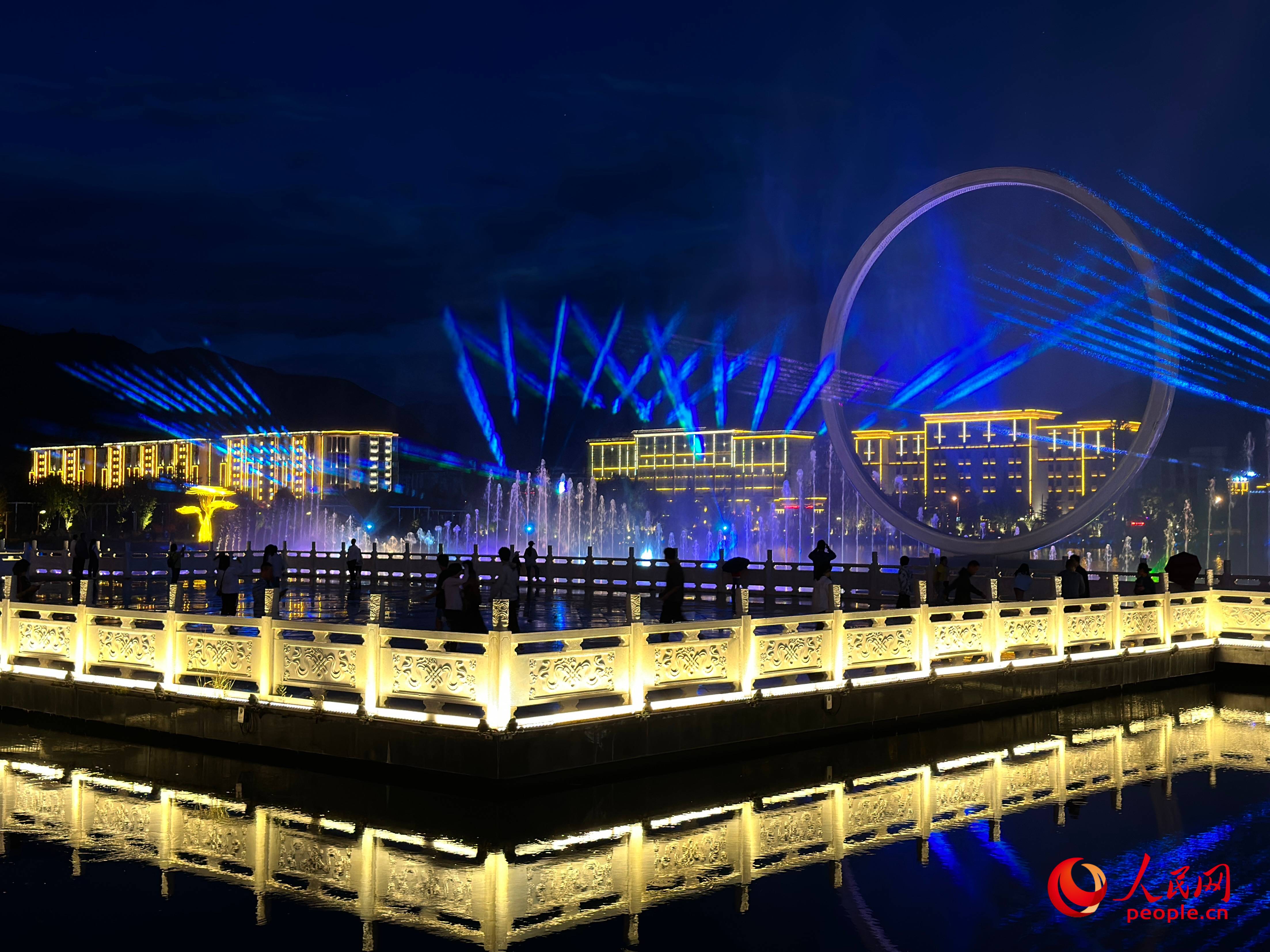 工布公園的音樂水秀噴泉，吸引市民和游客前來拍照打卡。人民網(wǎng) 周靜圓攝
