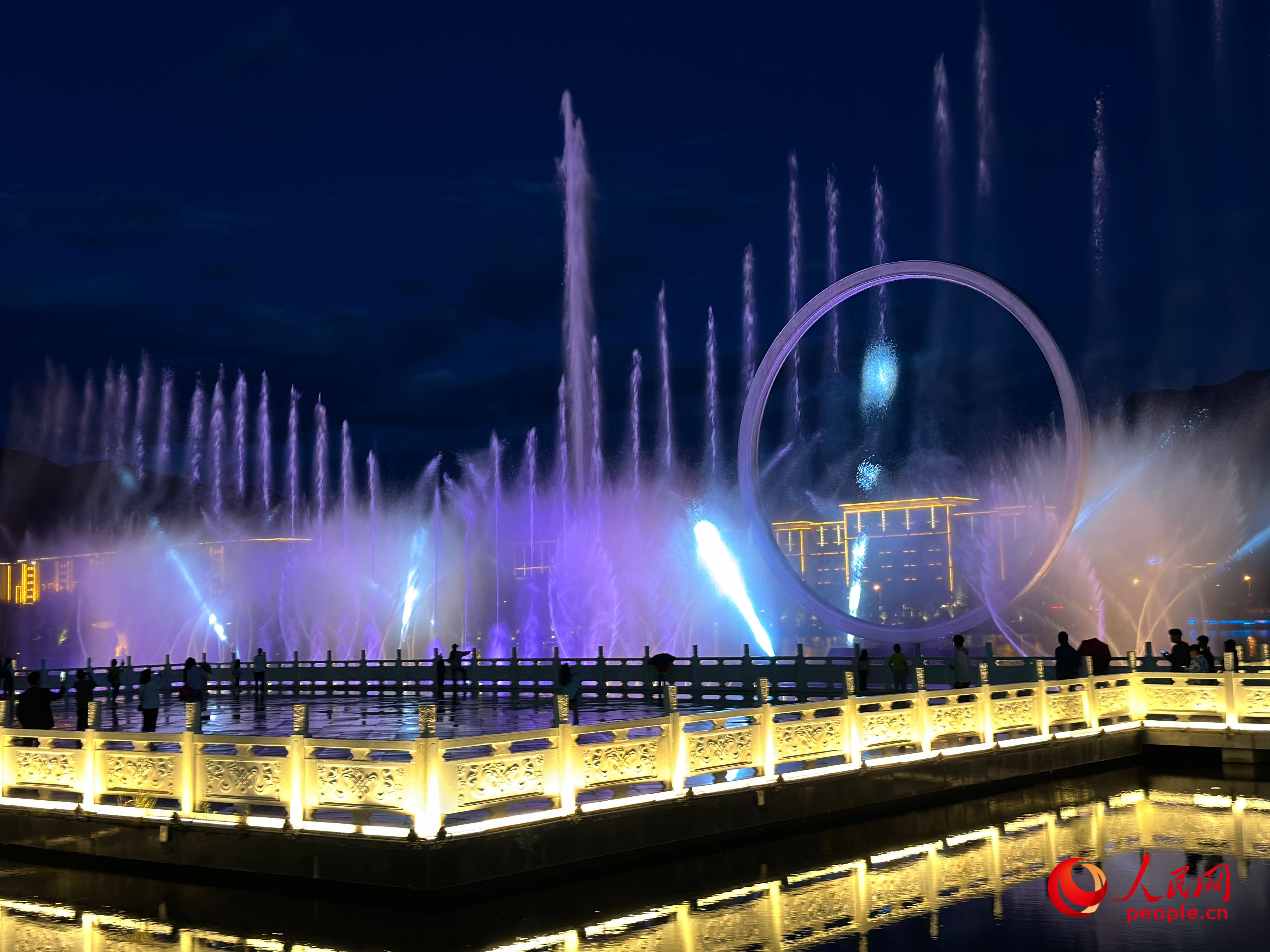 工布公園的音樂水秀噴泉，吸引市民和游客前來拍照打卡。人民網(wǎng) 周靜圓攝