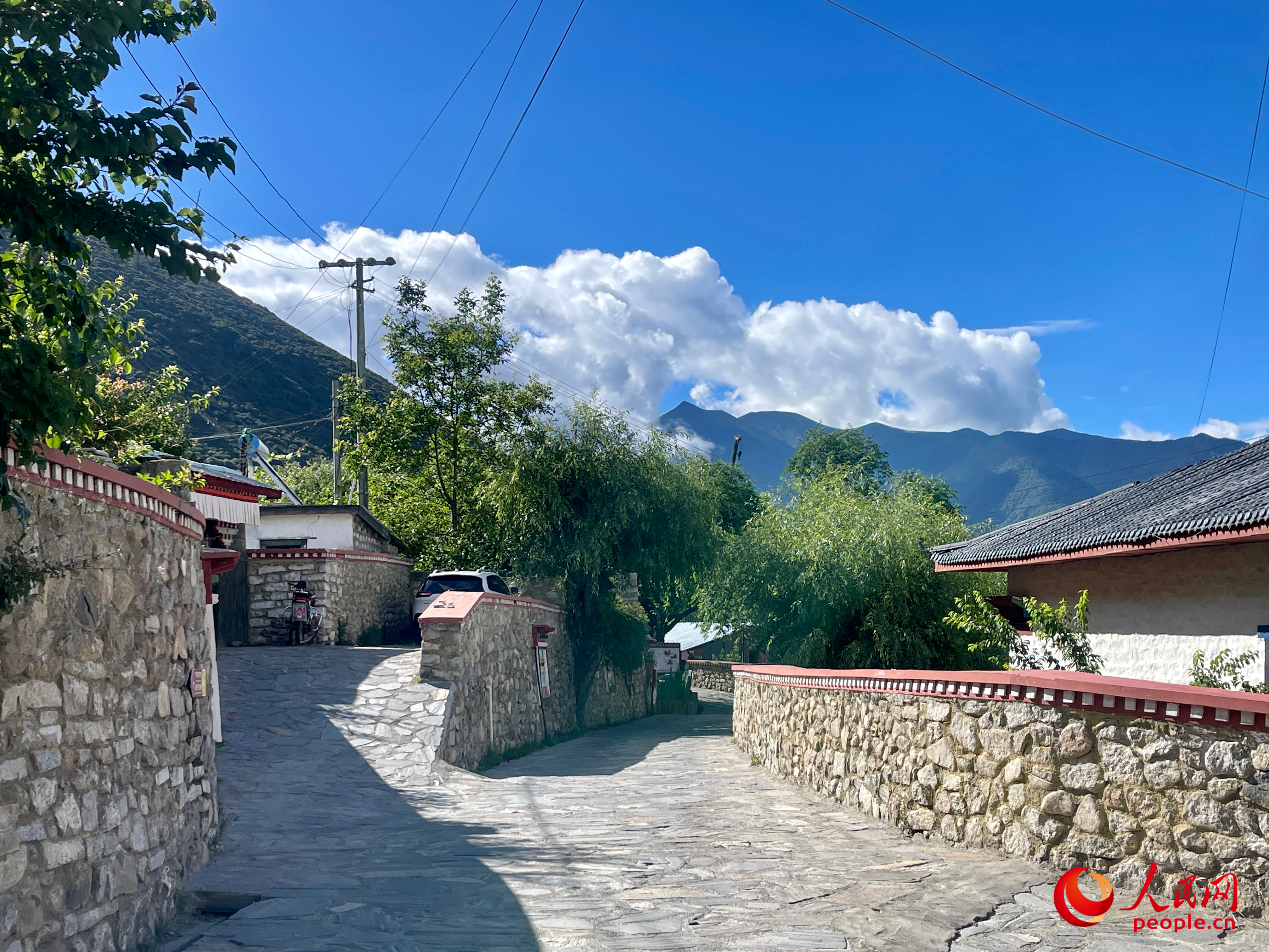 嘎拉村的村貌。人民網(wǎng) 周靜圓攝