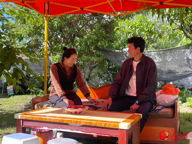 嘎拉村村民達(dá)瓦堅(jiān)參和他的妻子。人民網(wǎng) 周靜圓攝