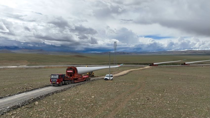 西藏措美哲古風(fēng)電場首批3.6兆瓦風(fēng)電機組運輸。受訪者供圖