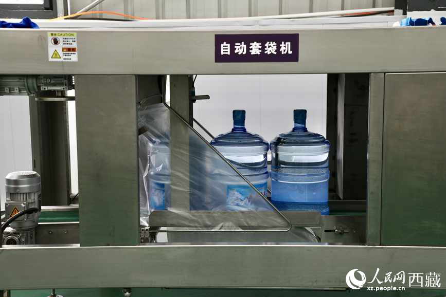 “色達(dá)牙泉”礦泉水（桶裝水）生產(chǎn)加工基地。人民網(wǎng)記者 次仁羅布攝