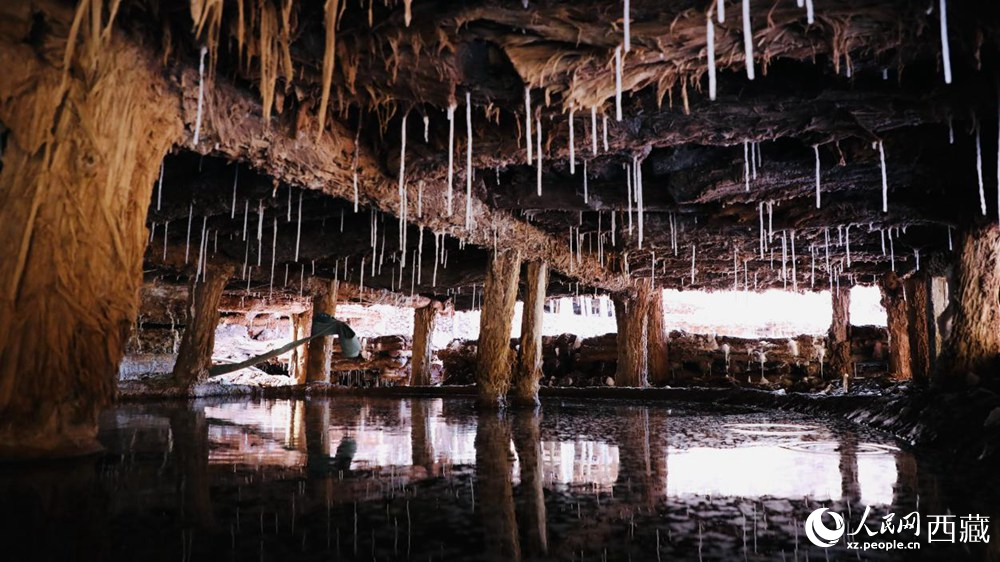 鹽田鹵水滲下的鹽柱。人民網(wǎng)記者 次仁羅布攝