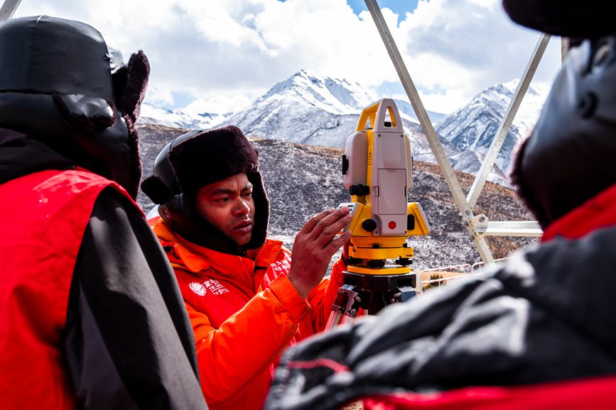 2023年11月30日，西藏自治區(qū)那曲市索縣榮布至丁青縣巴達(dá)35千伏線路工程負(fù)責(zé)人黃小洪（左二）現(xiàn)場(chǎng)開(kāi)展線路弧測(cè)量教學(xué)。趙清鵬攝