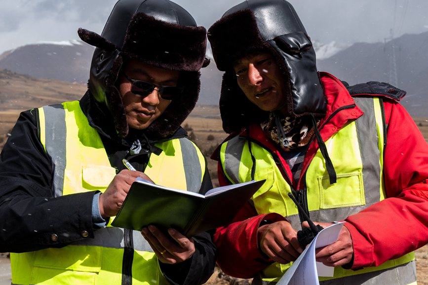 2023年11月30日，西藏自治區(qū)那曲市索縣榮布至丁青縣巴達(dá)35千伏線路工程施工現(xiàn)場(chǎng)人員正在開(kāi)展現(xiàn)場(chǎng)作業(yè)。趙清鵬攝