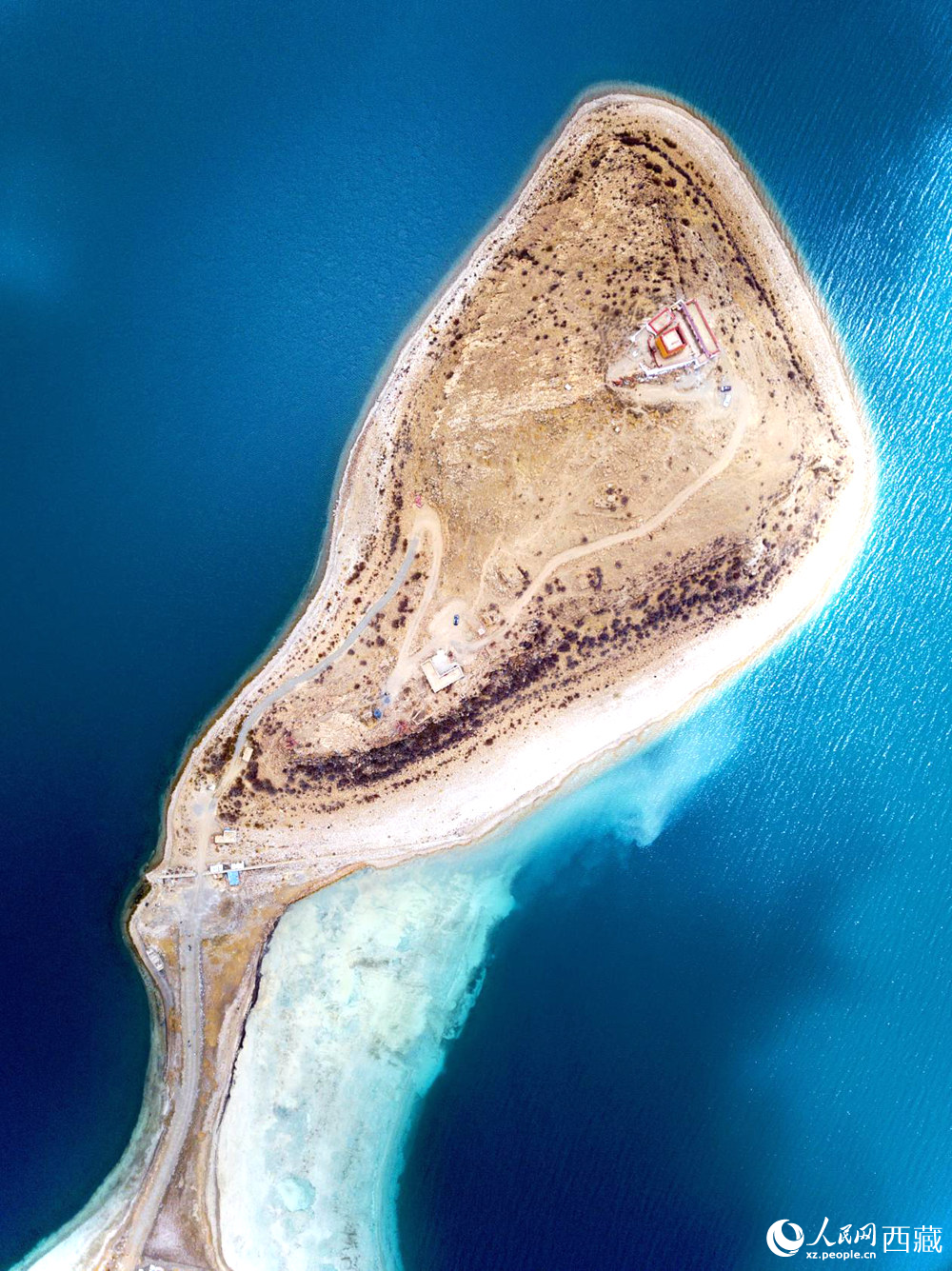 無人機視角下的西藏羊卓雍錯日托寺風光。人民網記者 次仁羅布攝