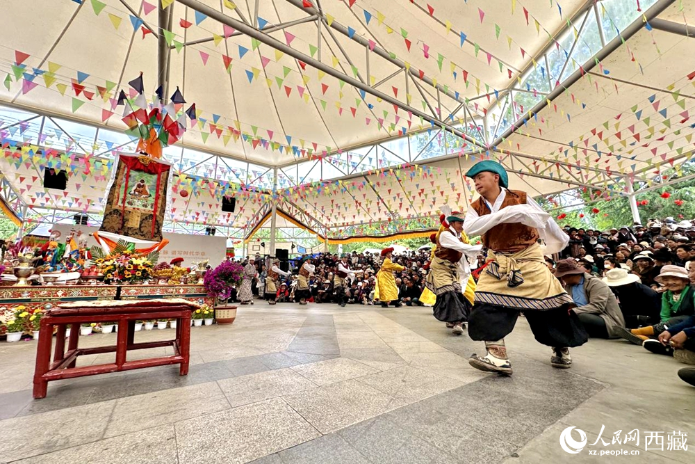 拉薩市宗角祿康公園舉行傳統(tǒng)藏戲劇目展演。