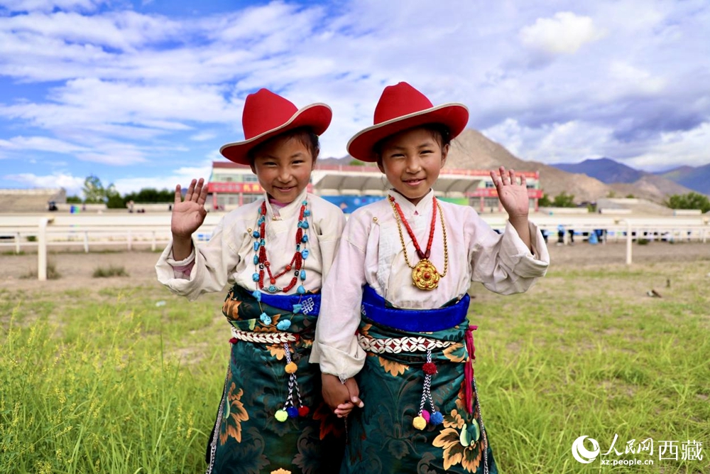 比賽現(xiàn)場外身著民族服飾的藏族小女孩兒。