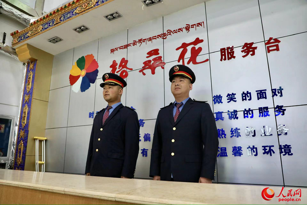 那曲火車站格桑花服務臺。人民網(wǎng)記者 次仁羅布攝