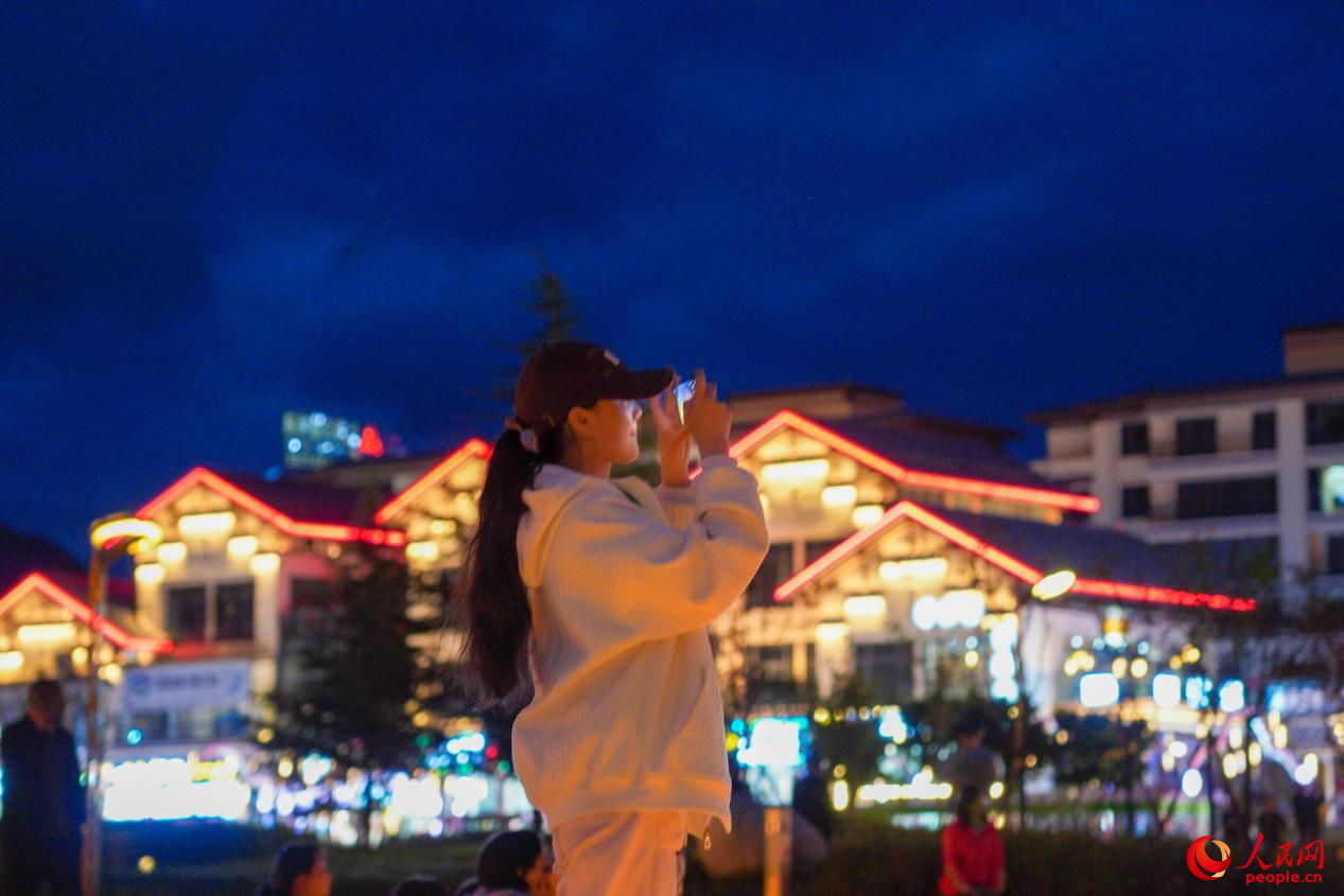 居民在西藏林芝市民族團(tuán)結(jié)廣場(chǎng)上拍照。人民網(wǎng)記者 趙晨攝