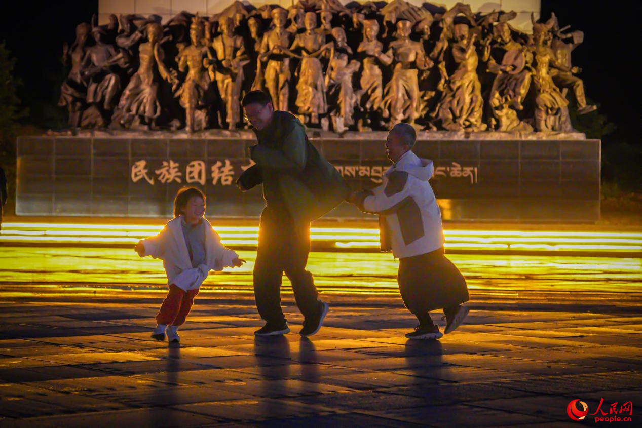 居民在西藏林芝市民族團(tuán)結(jié)廣場(chǎng)上玩耍。人民網(wǎng)記者 趙晨攝