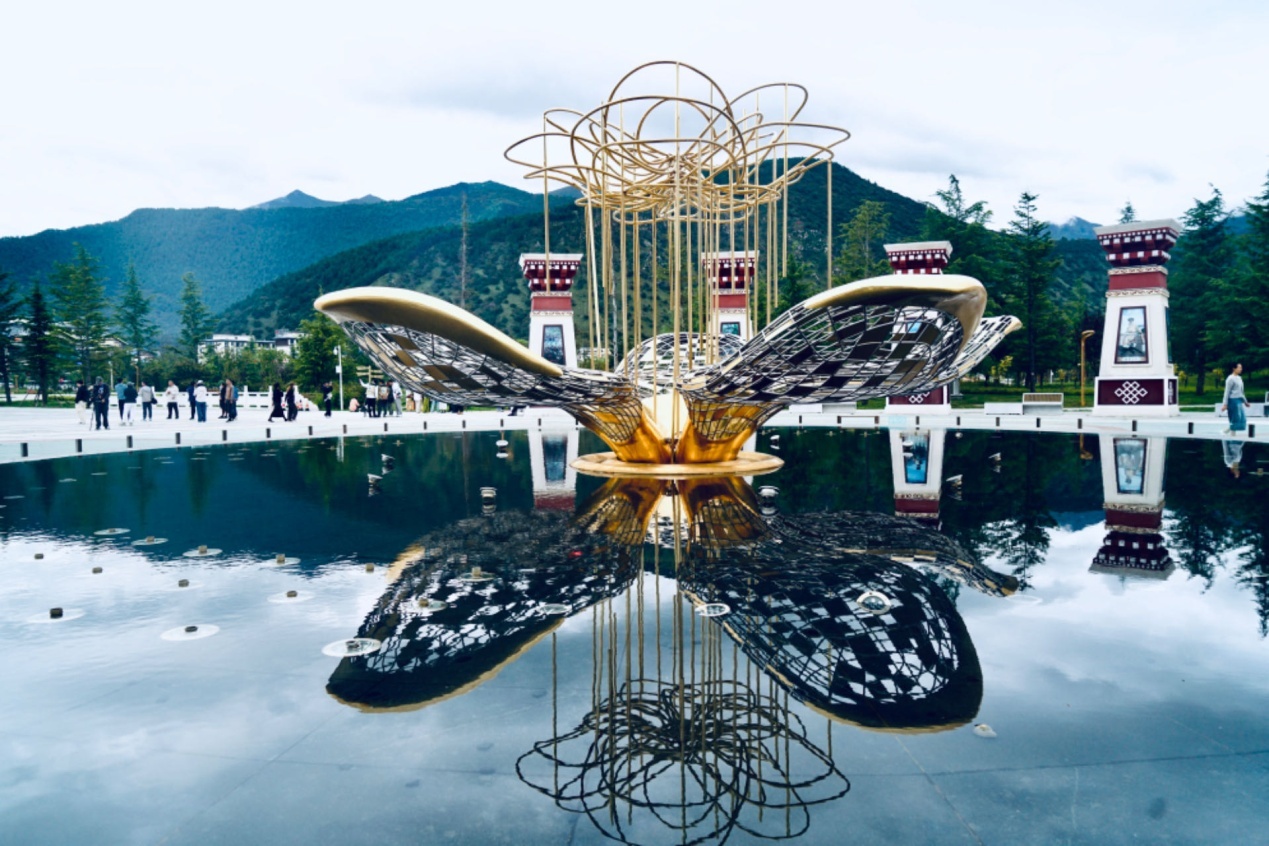 工布公園里的桃花主題雕塑——萬樹桃花。人民網(wǎng)記者 益西康珠攝