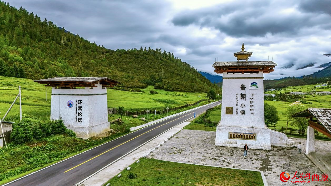 圖為魯朗小鎮(zhèn)一角。人民網(wǎng)記者 次仁羅布攝