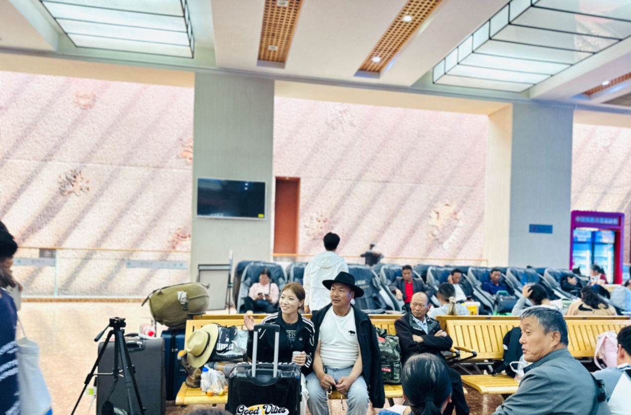 在拉薩火車站候車廳等候列車的乘客。人民網(wǎng)記者 益西康珠攝