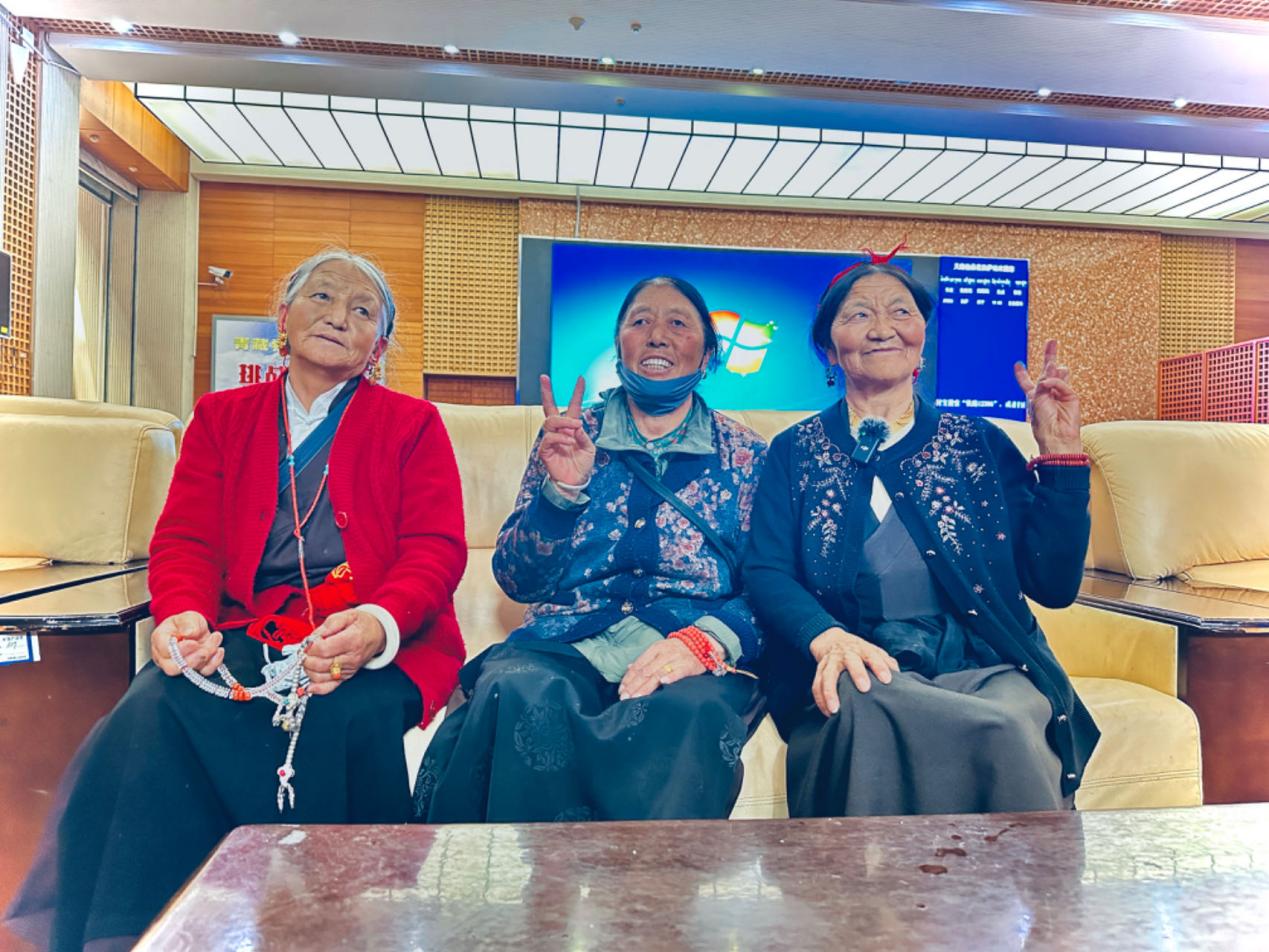 來自四川甘孜的三位阿媽在拉薩火車站等候前往青海西寧的列車。人民網(wǎng)記者 益西康珠攝