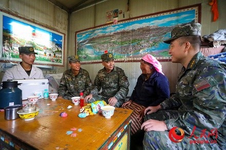 武警西藏總隊拉薩支隊執(zhí)勤八大隊官兵慰問藏族老人。何騰海 攝