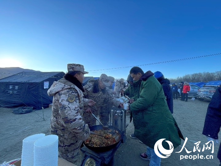 子弟兵為受災群眾分發(fā)早餐。人民網記者 郝潔攝