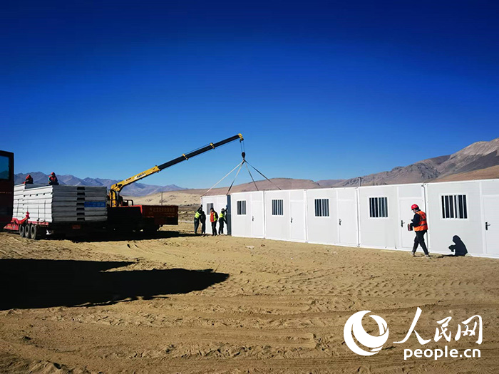 1月9日，在日喀則市定日縣長所鄉(xiāng)森嘎村安置點(diǎn)，工作人員抓緊搭建移動(dòng)板房，確保受災(zāi)群眾溫暖過冬。人民網(wǎng)記者 吳雨仁攝