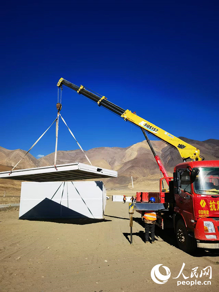 1月9日，日喀則市定日縣長所鄉(xiāng)森嘎村安置點(diǎn)正在吊裝板房。人民網(wǎng)記者 吳雨仁攝