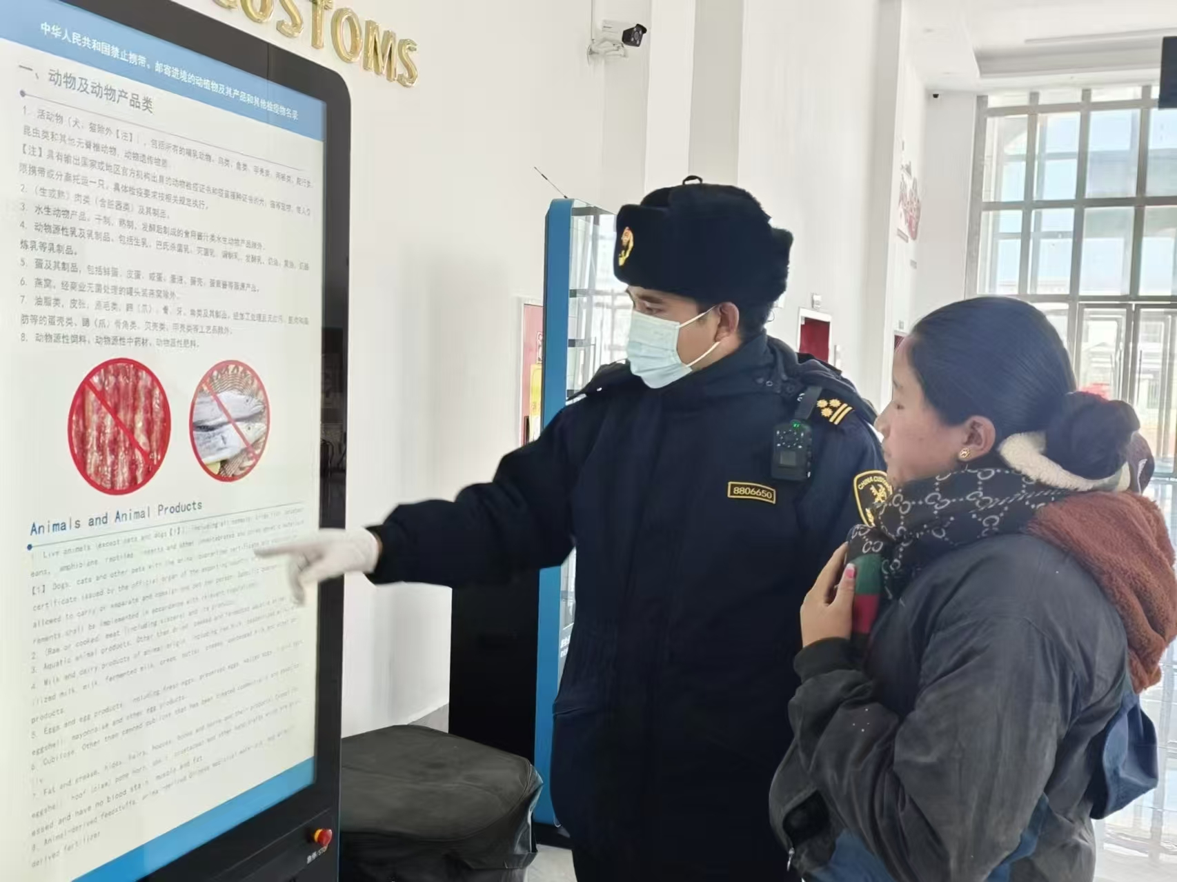海關(guān)關(guān)員對(duì)入境邊民進(jìn)行禁止攜帶、郵寄進(jìn)境動(dòng)植物及其產(chǎn)品解讀。次旺久美攝