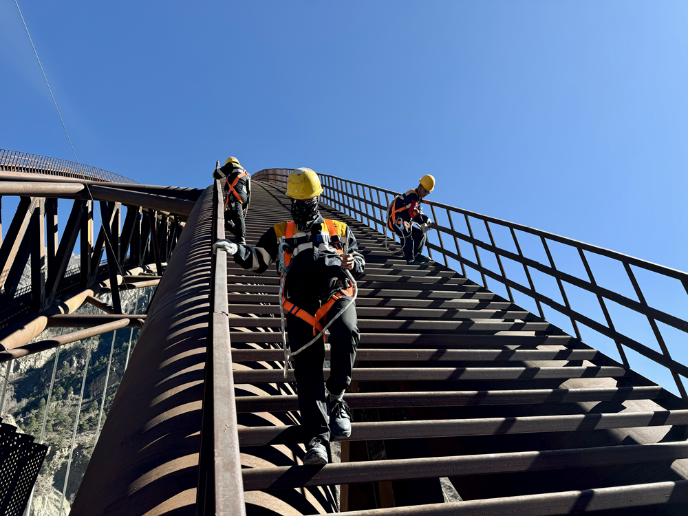 橋拱檢修。馬生明攝