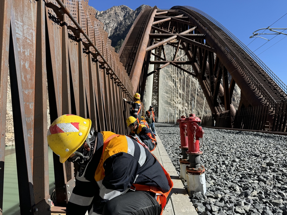 螺栓檢查。馬生明攝