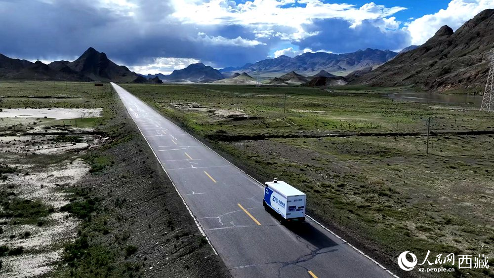 一輛無人快遞車正沿著定日縣通往扎果鄉(xiāng)的道路平穩(wěn)行駛。人民日報記者 鮮敢攝