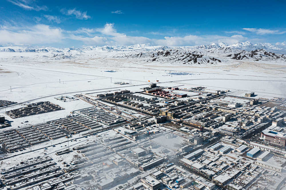 西藏阿里地區(qū)改則縣迎來初雪，銀裝素裹，美如畫卷。