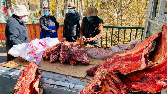 圖為市民正在買牛肉，本報(bào)記者 格桑倫珠攝(3737723)-20221201105107(1).jpg