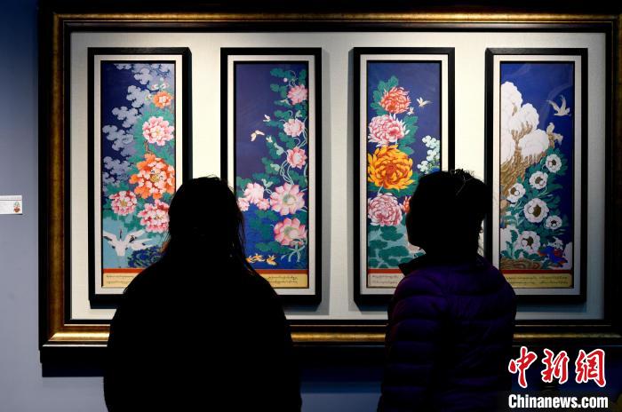 圖為5月16日，觀眾正在欣賞展覽中的新創(chuàng)唐卡作品?！±盍?攝