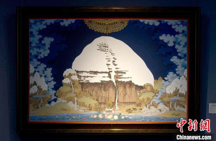 圖為5月16日，展覽中新創(chuàng)唐卡作品《岡底斯山》。　李林 攝