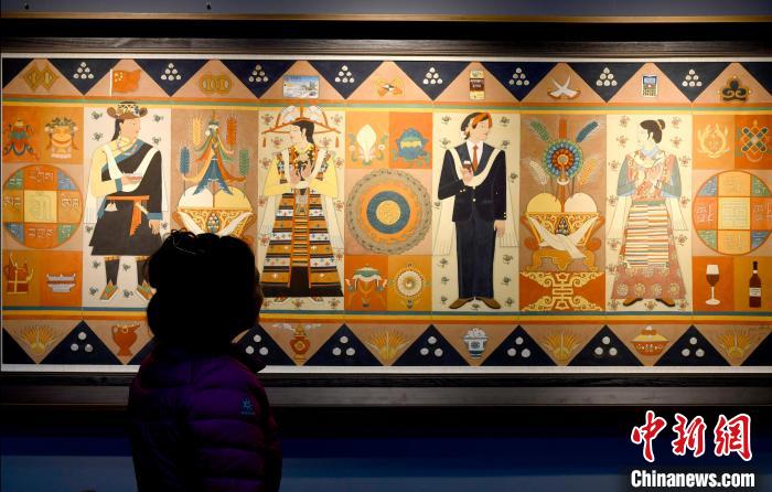 圖為5月16日，觀眾正在欣賞展覽中的新創(chuàng)唐卡作品?！±盍?攝