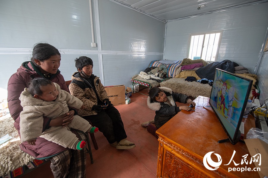 古榮村群眾入住活動板房。人民網(wǎng)記者 翁奇羽攝
