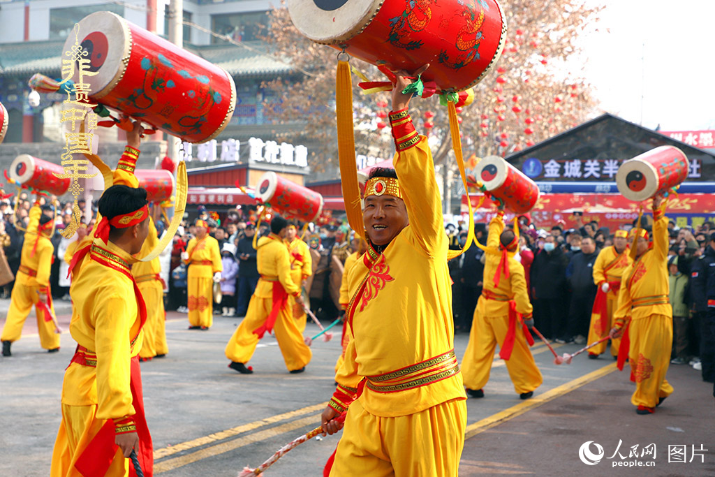 2025年1月29日，蘭州太平鼓、舞獅、軍儺、秦腔等精彩的蘭州市經(jīng)典非物質(zhì)文化遺產(chǎn)代表性項目在金城關(guān)黃河文化旅游街區(qū)廣場集中亮相。人民網(wǎng)記者 焦隆攝