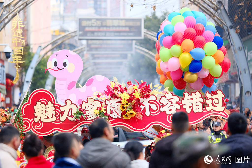 2025年1月29日，大年初一，云南省曲靖市麒麟?yún)^(qū)舉行“千人舞麒麟”活動，耍龍舞獅過大年，現(xiàn)場人山人海，熱鬧非凡。人民網(wǎng) 莊志斌攝