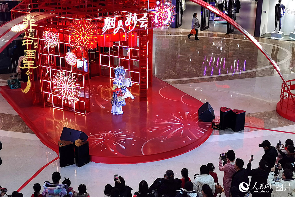 2025年1月29日，大年初一，吉林省京劇團亮相長春“煙火妙會”，演員們用的精湛技藝，為市民呈上一場韻味悠長的視聽盛宴，一招一式盡顯京劇魅力。現(xiàn)場還進行了京劇知識科普，讓傳統(tǒng)文化在互動中 “活” 起來，為新春佳節(jié)增添了一抹濃厚的文化底色 。人民網(wǎng)記者 王帝元攝