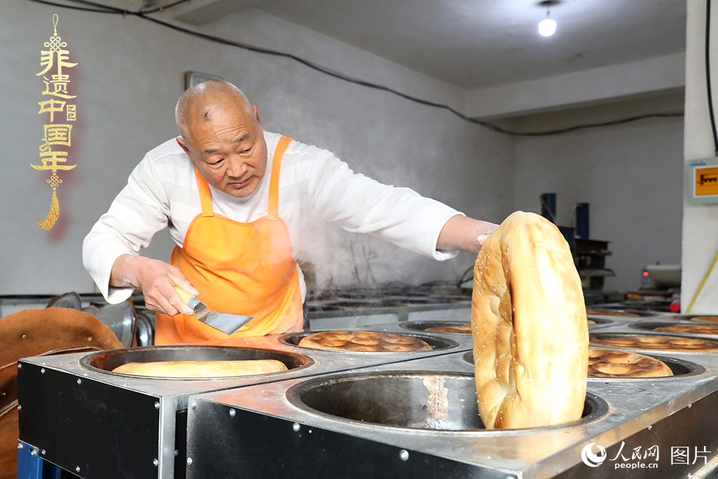 2025年1月23日，山東省臨沂市莒南縣一家傳統(tǒng)大餅作坊內(nèi)，師傅們正忙著烤制當?shù)厝舜汗?jié)期間家家戶戶必備的、金黃誘人的莒南大餅。人民網(wǎng)記者 劉祺攝