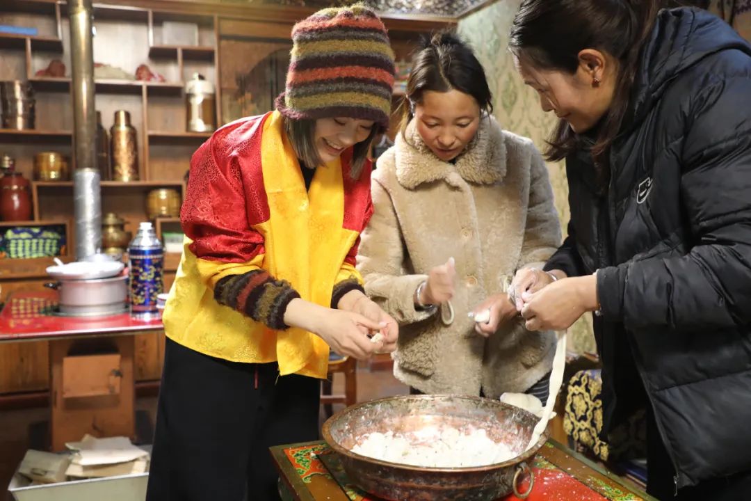 游客體驗(yàn)制作“古突”。巴桑卓嘎攝