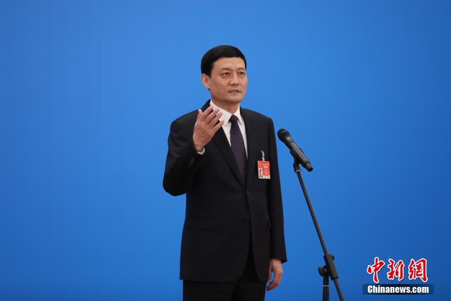 3月8日，第十三屆全國(guó)人民代表大會(huì)第四次會(huì)議舉行第二場(chǎng)“部長(zhǎng)通道”采訪活動(dòng)。圖為中國(guó)工業(yè)和信息化部部長(zhǎng)肖亞慶通過(guò)網(wǎng)絡(luò)視頻方式接受采訪。 <a target='_blank' ><p  align=