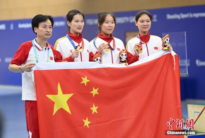 8月1日，第31屆世界大學(xué)生夏季運(yùn)動會女子25米手槍團(tuán)體決賽在四川成都舉行，中國隊(duì)獲得冠軍。圖為中國隊(duì)選手熊亞瑄(左二)、林雅茜(右二)、王珂怡(右一)等站在領(lǐng)獎臺上合影。<a target='_blank' href='/'><p  align=